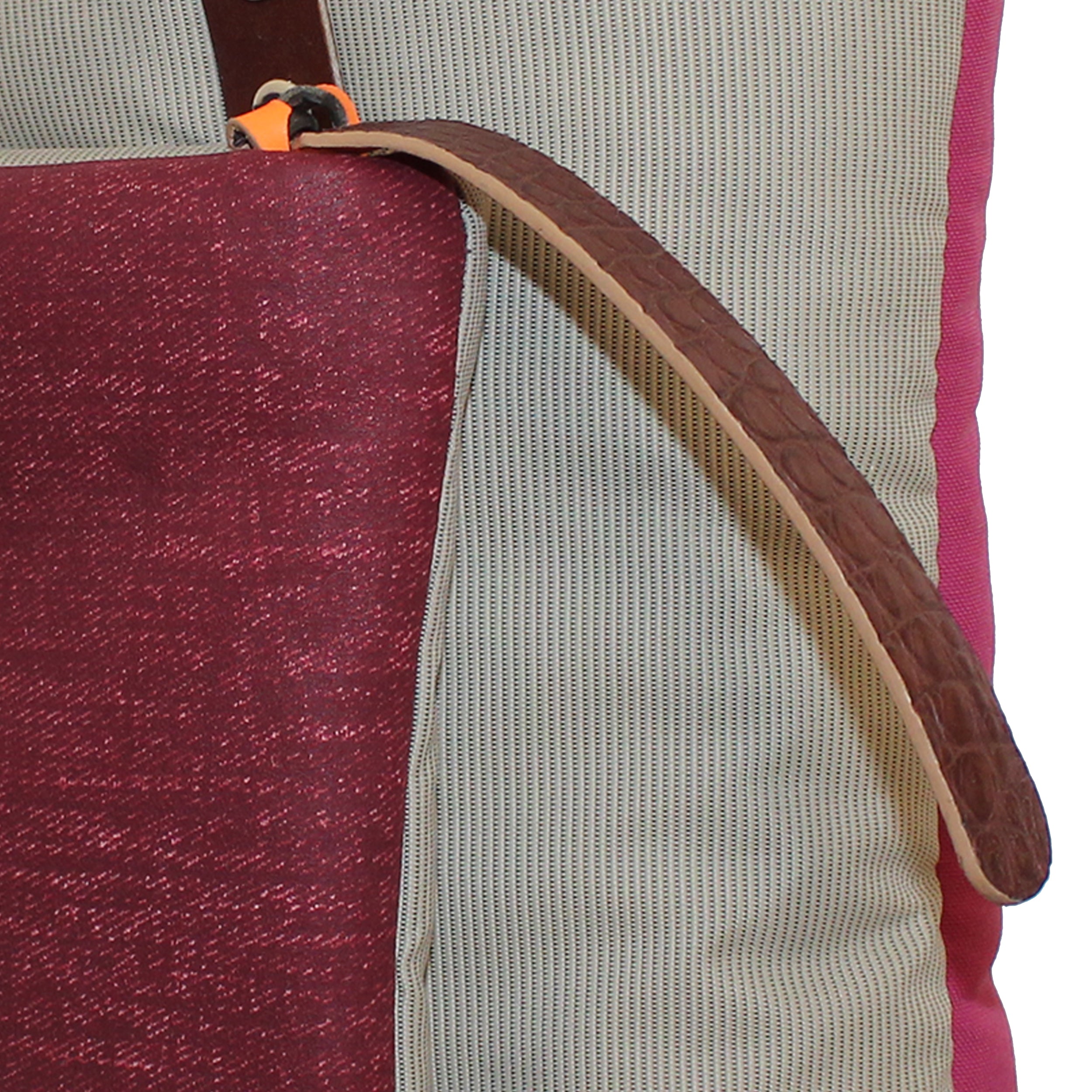 Saphir Tote bag design en toile recyclée bicolore avec poche en cuir bordeau texturé